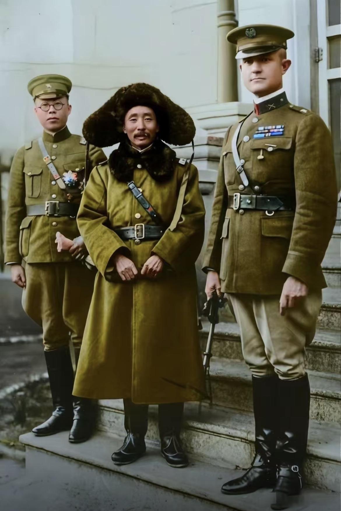 1926年张学良的父亲张作霖和美军军官在一起的合影照片，这时候的张作霖年龄是51