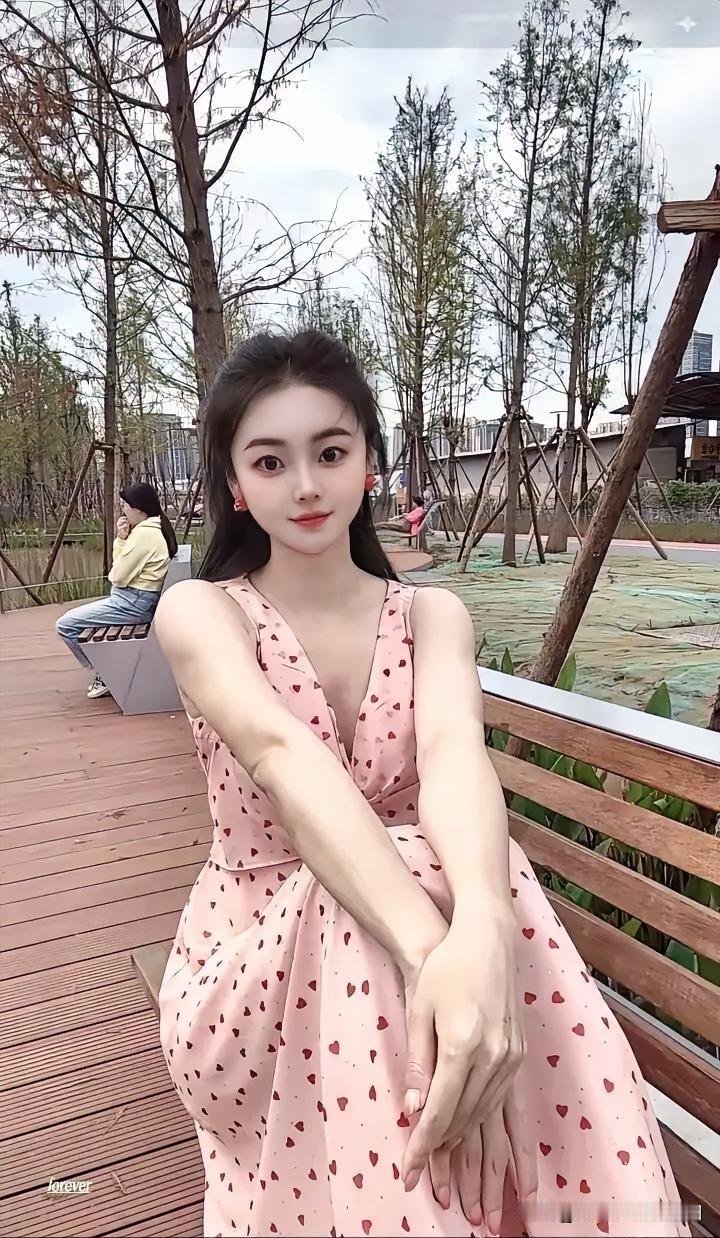 湿地公园长椅边抓拍到的一眼心动时刻，圆溜溜的大眼睛透亮得像浸了水光，搭配一身印着