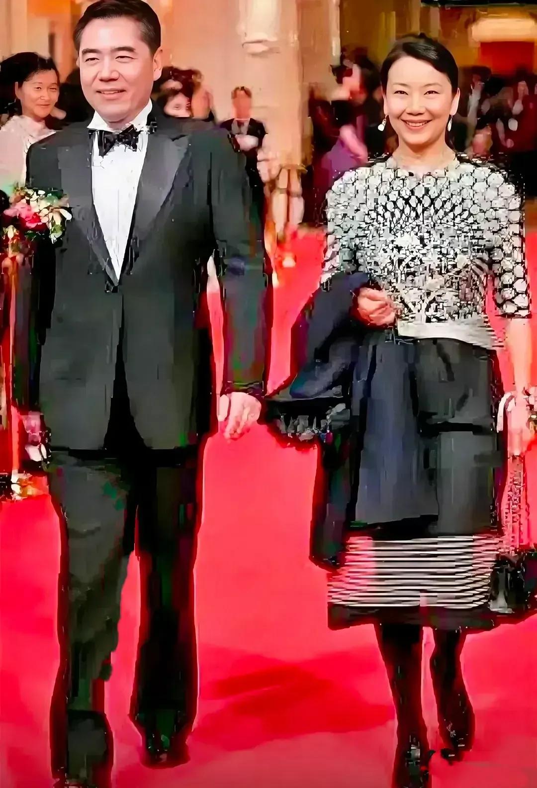 陈宝国、赵奎娥这一对年近70岁的夫妻，过得好年轻！陈宝国红光满面、昂首挺胸，赵奎
