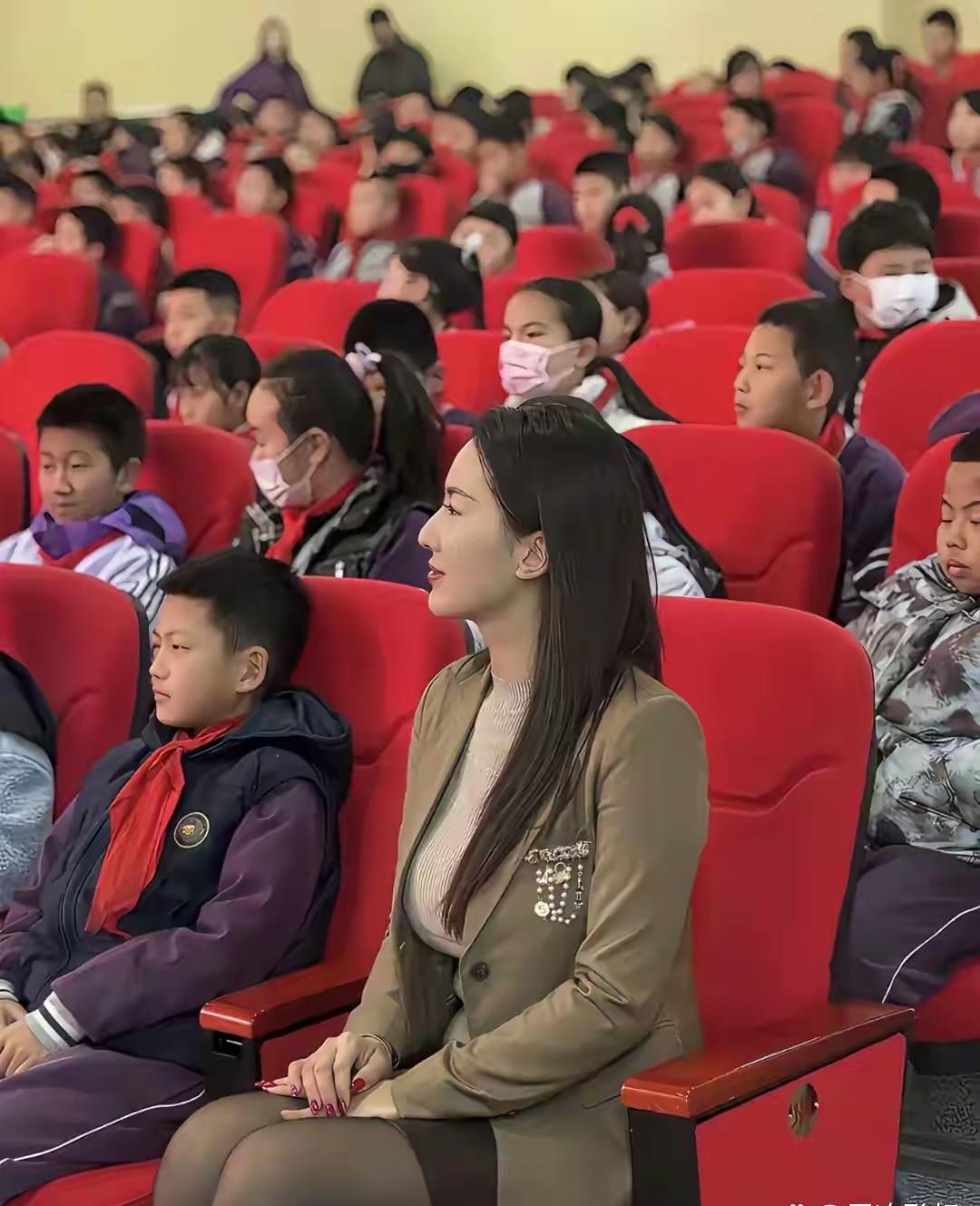 会场上最亮眼的美女教师！貌美的老师中小学女老师帅气的女老师最有魅力教师英