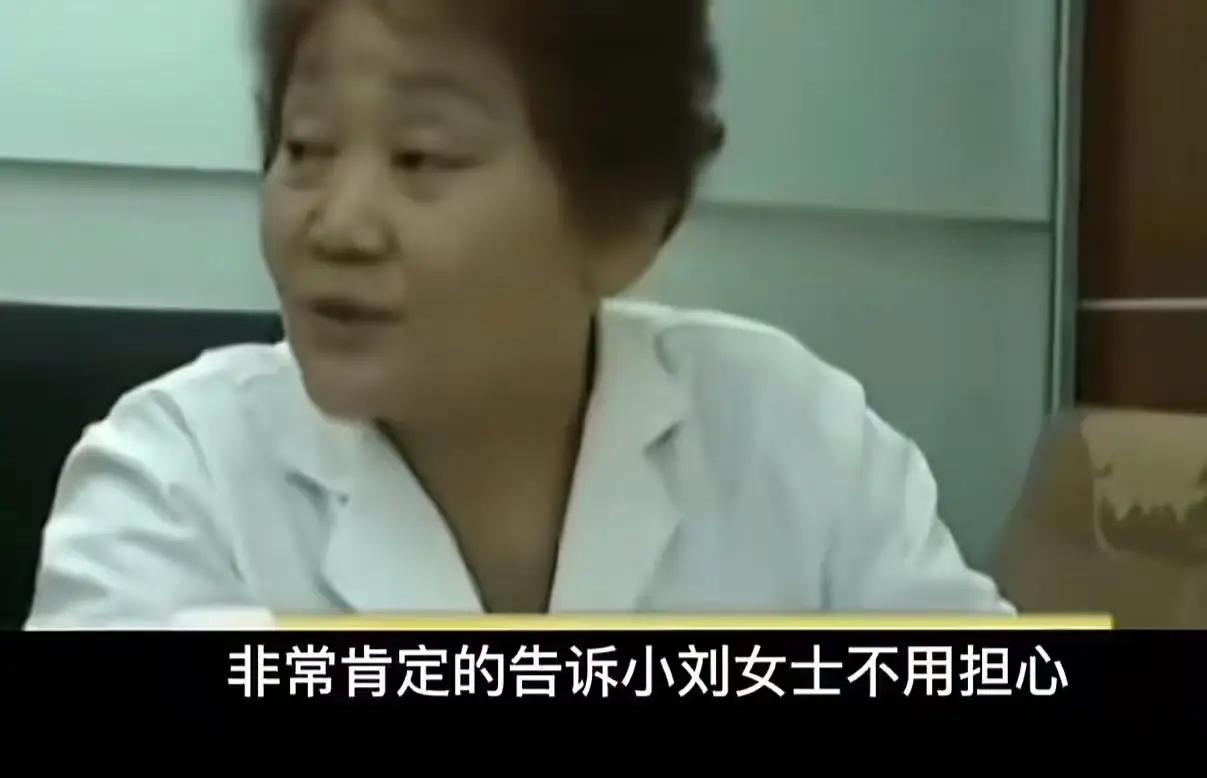 她曾经站在镜子前，心里满是自卑与不安。那天，她终于鼓起勇气，花了不少积蓄，走进了