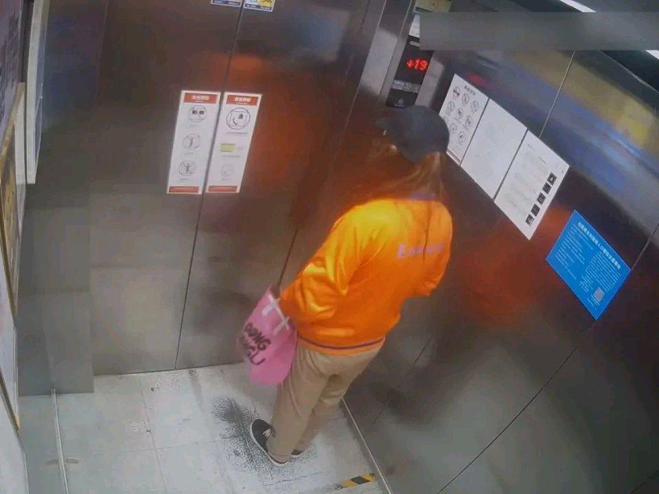 北京通州这事儿太离谱了！快递驿站老板薛某，竟男扮女装偷快递。从8月5日起，小区居