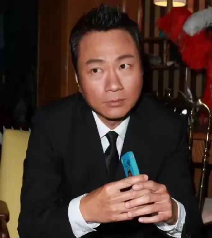 2020年，演员黎耀祥在众人不解的目光中，卖掉他在香港的房子，拿着1350万元的