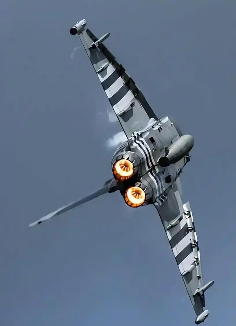 大家好！今天咱们来聊聊解放军新年开训的那些事儿，特别震撼的是歼20战机的新动作。