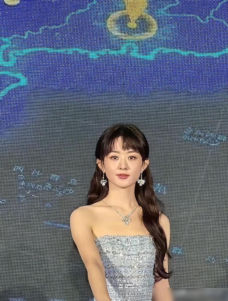 赵丽颖到底怎么回事现在怎么还有一种“刻薄之相”脸上皮肤也乌漆嘛黑的最