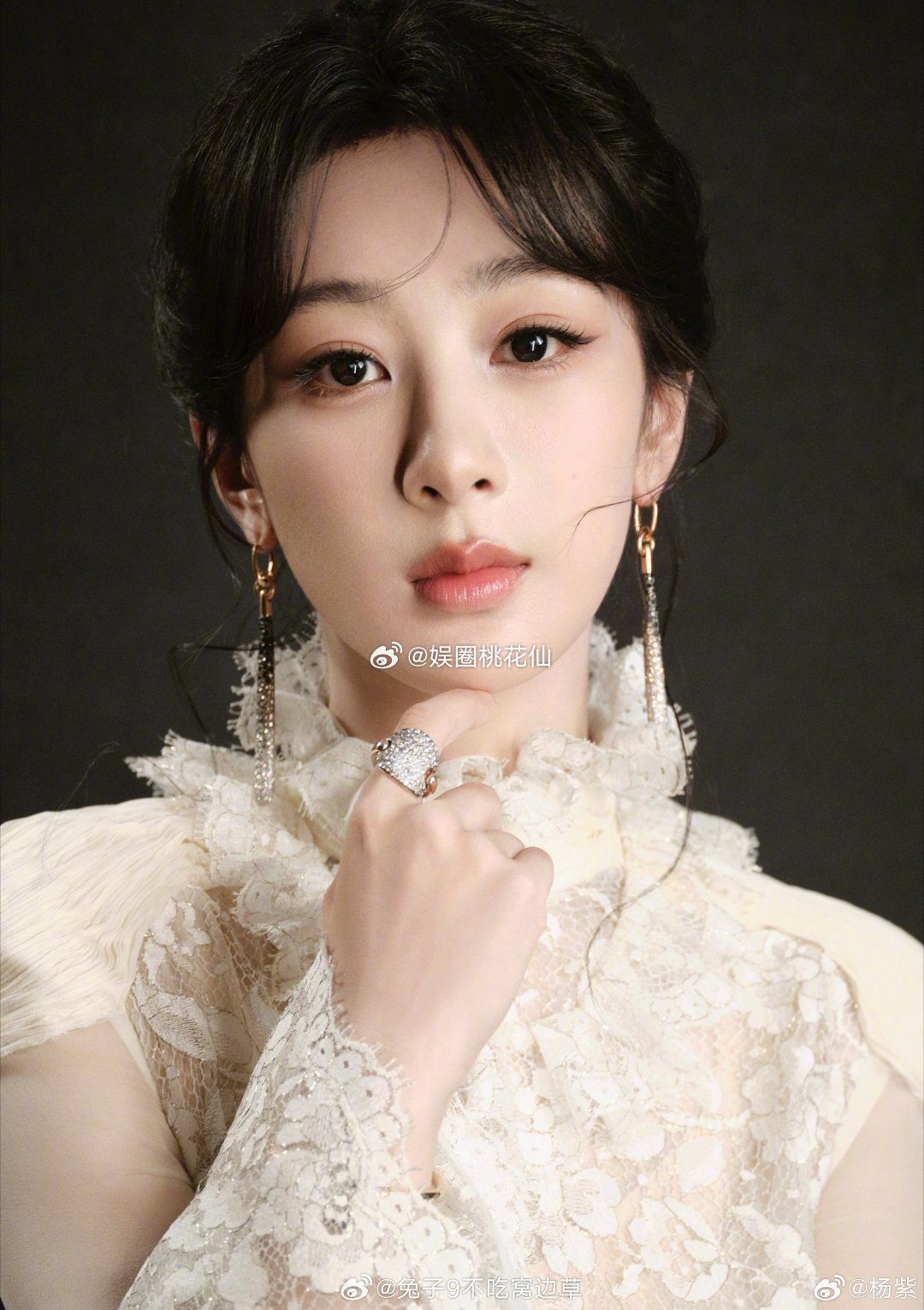 杨紫现在正努力往主流正剧方向转型，想靠高质量作品拿奖、提升业内地位。但好的正剧资