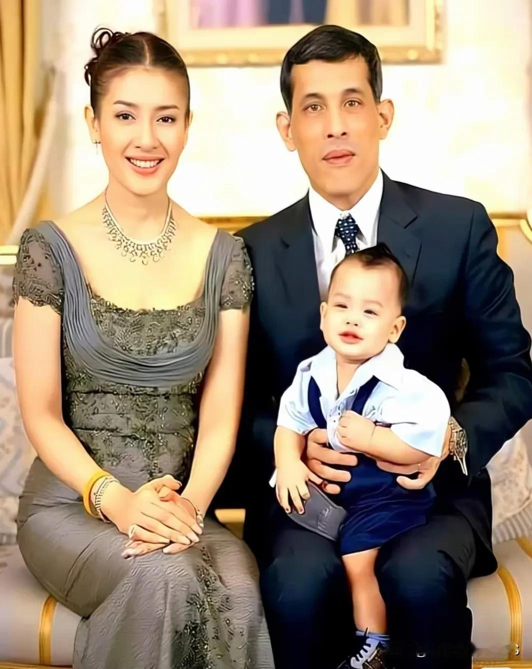 泰王玛哈年轻时也算端正，娶的王妃们更是公认的美人。可生的儿子们颜值却像抽盲盒，忽