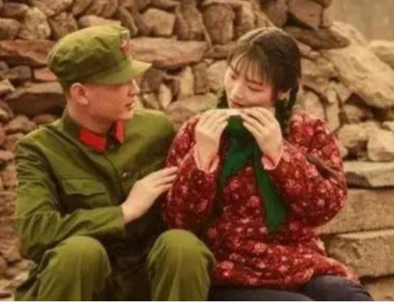 1968年，知青朱启龙参军出发前夜，他的女友解开衣衫，誓言：“不论多久，都会等你