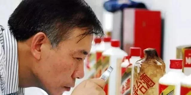 1974年，他斥巨资192元，买了一箱茅台，被众人骂傻瓜，可47年后，这箱茅台竟