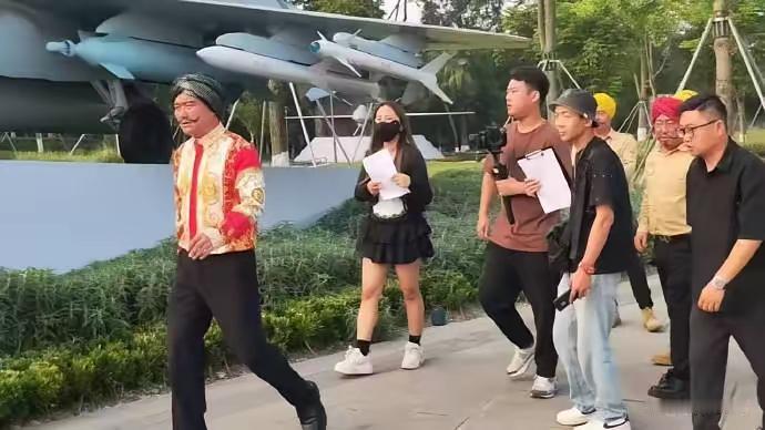 适可而止吧！上个视频全球播放量已超10亿次，可豪哥哥团队仍不满足！你瞧，他们戴着