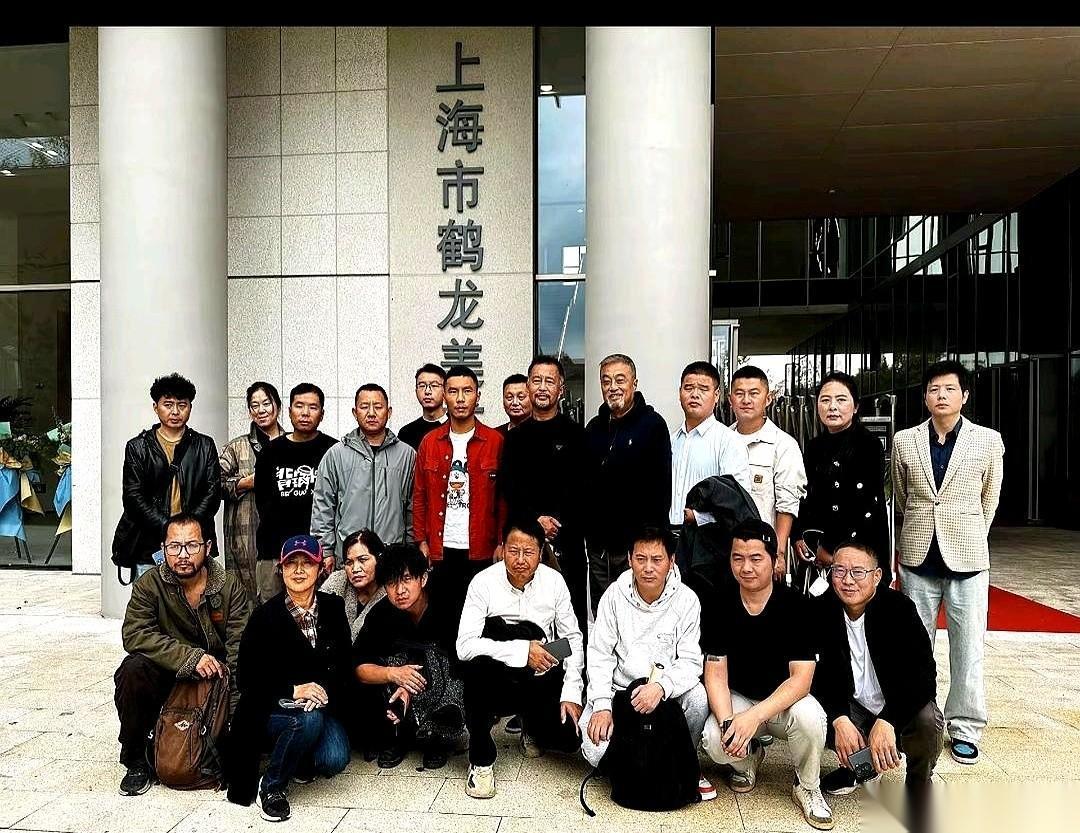 又被请去美术馆了。在一群精致的、体面的人中间，沈巍就像个孤零零的感叹号。以前