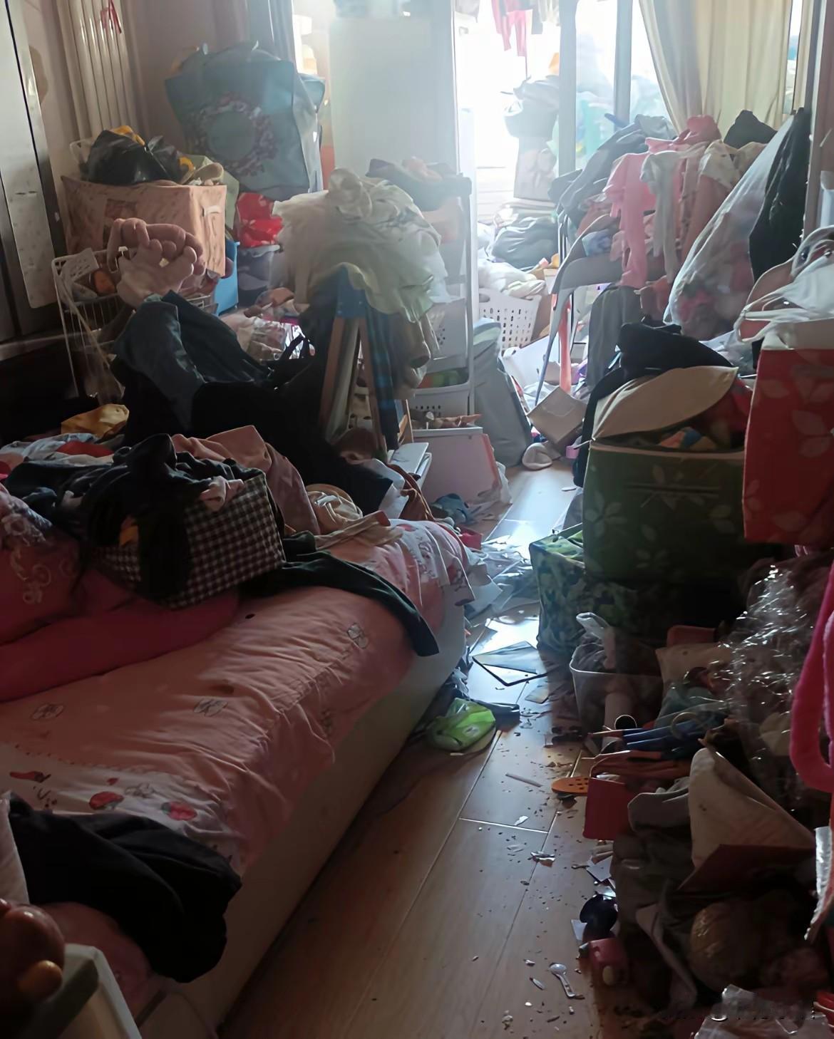 婆婆这么不讲卫生，能放心让她带孩子吗？一位网友晒出了她的婆婆屋里的照片，屋里真