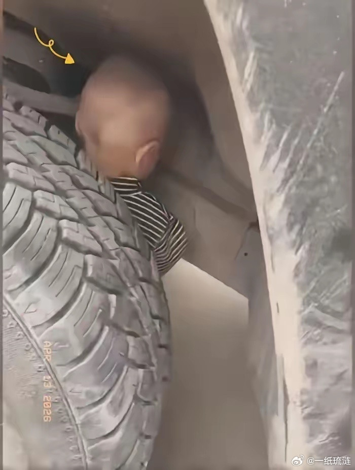 云南一位司机有个好习惯，每次开车前都要绕车一周检查。这天他照常绕车，走到车轮边时