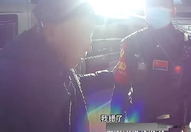 笑不活了！63岁老人在地铁上淘啕大哭，民警上演了“哄娃式”安慰。原来，老人坐