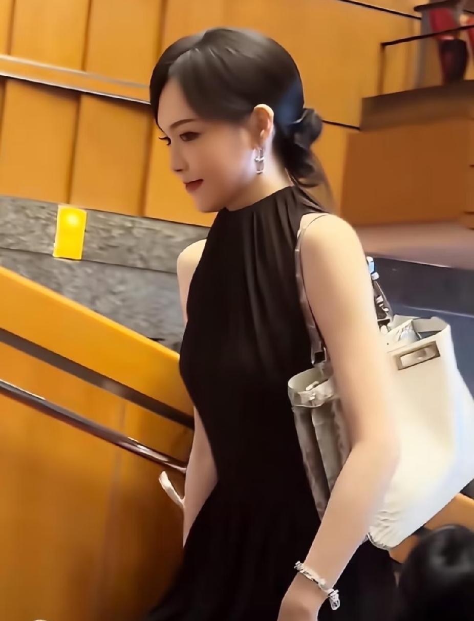唐嫣低调现身女儿幼儿园活动，状态太绝了✨唐嫣现身上海大剧院，参加女儿的幼儿