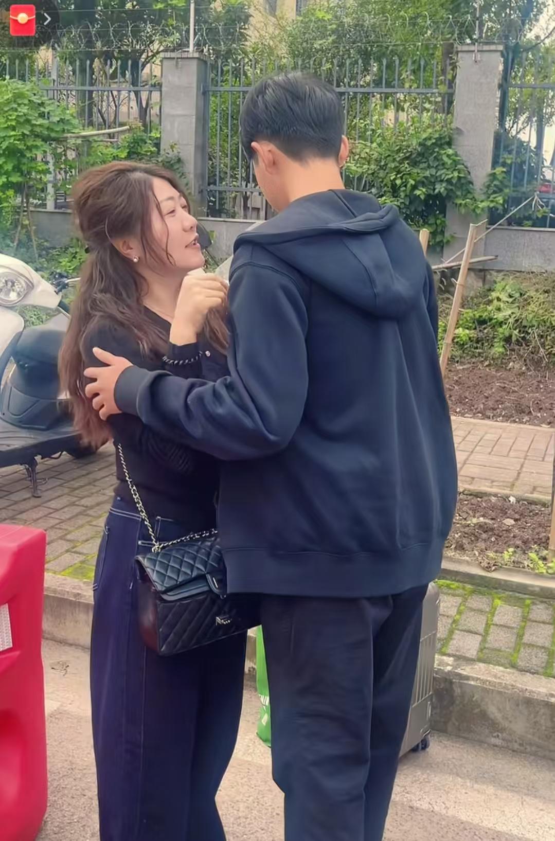 看到叶锐聪认亲的视频，我忍了看到陈杰妈妈站在角落，我也忍了可是看到她跟叶锐聪