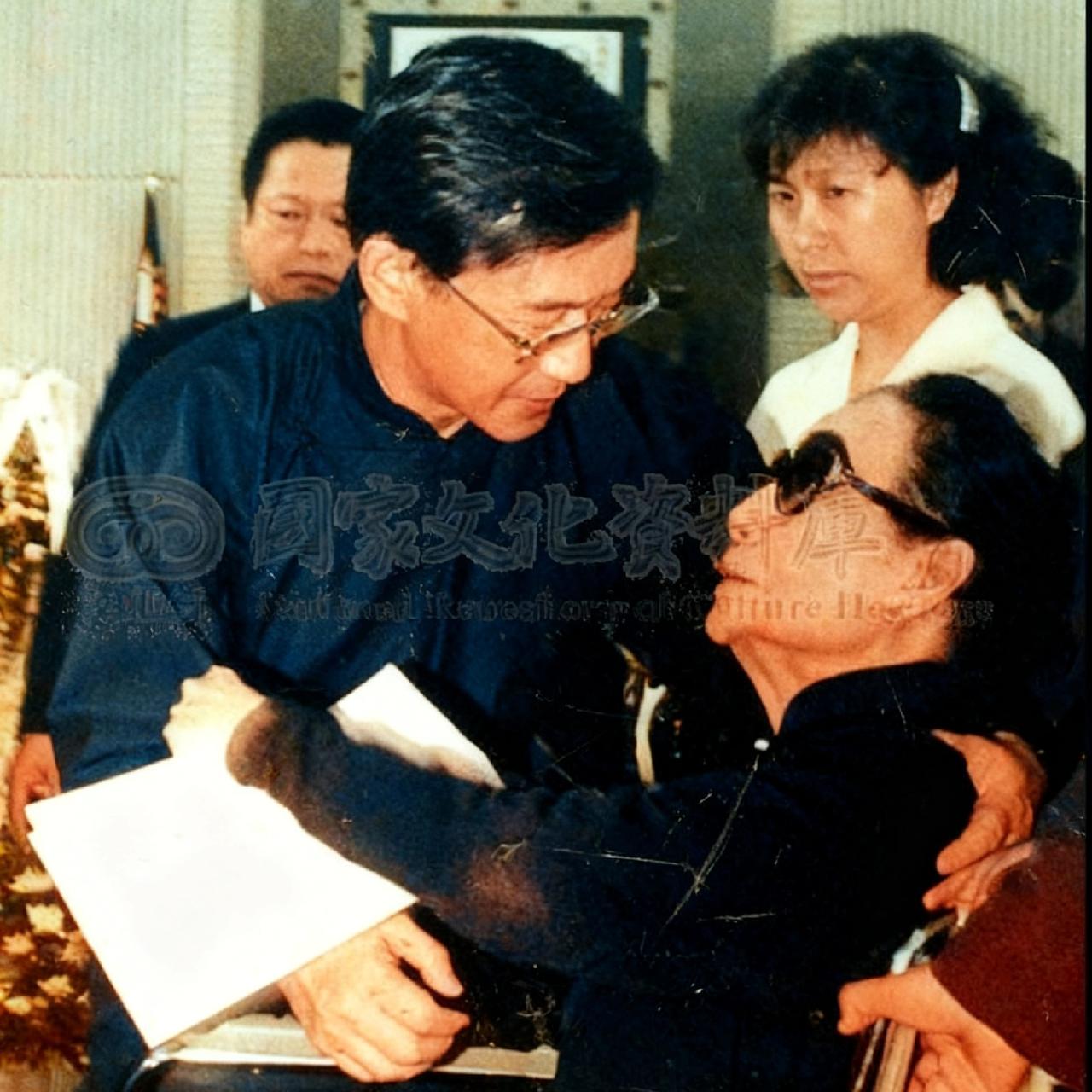 这是1989年，陈诚妻子谭祥葬礼现场，一张罕见的留影，照片中这个穿着孝服的男子是