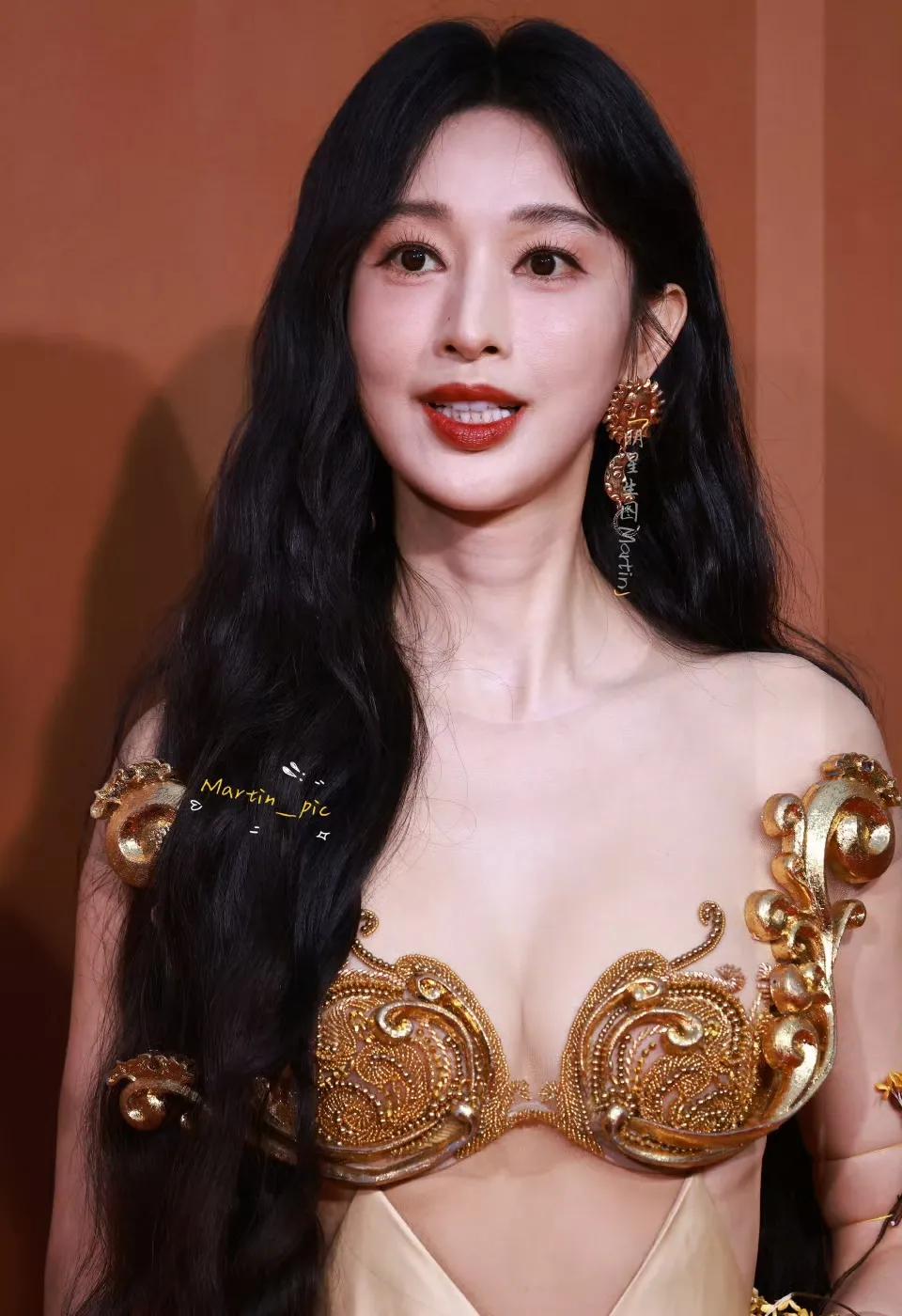 心疼，这手臂一定很痛吧？张俪这一身非常敞亮，黄金圣斗士文胸非常具有艺术性，就