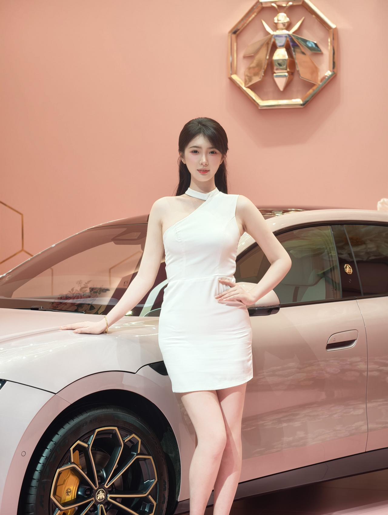 车展现场，零跑A10的第10万台交付仪式没有宏大的舞台特效，只有临界十缨笑着接过
