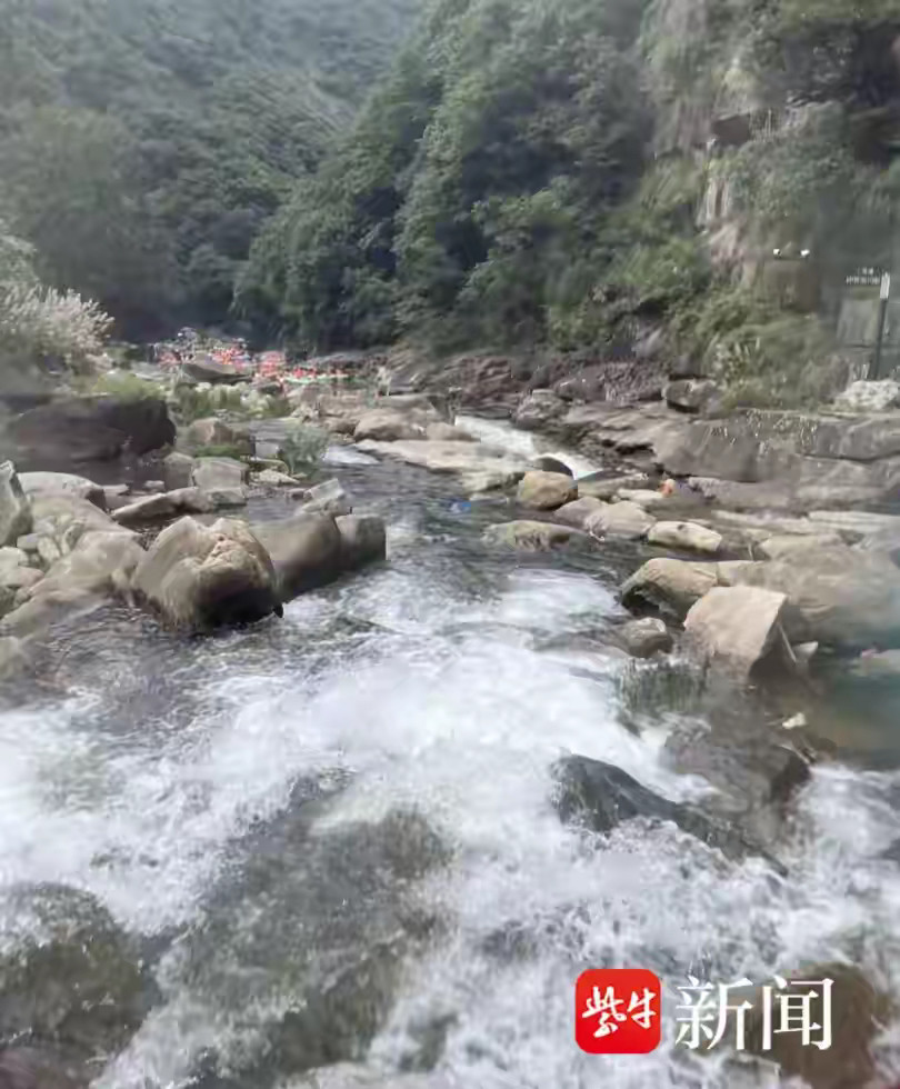 浙江杭州，女子在景区玩漂流时，手机不慎掉进河里，一村民打捞出来后，开口管她要15