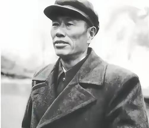 昨晚跟家里的老革命长辈吃饭，他抿了口酒突然叹着气聊起当年的事儿。当年对越自卫反