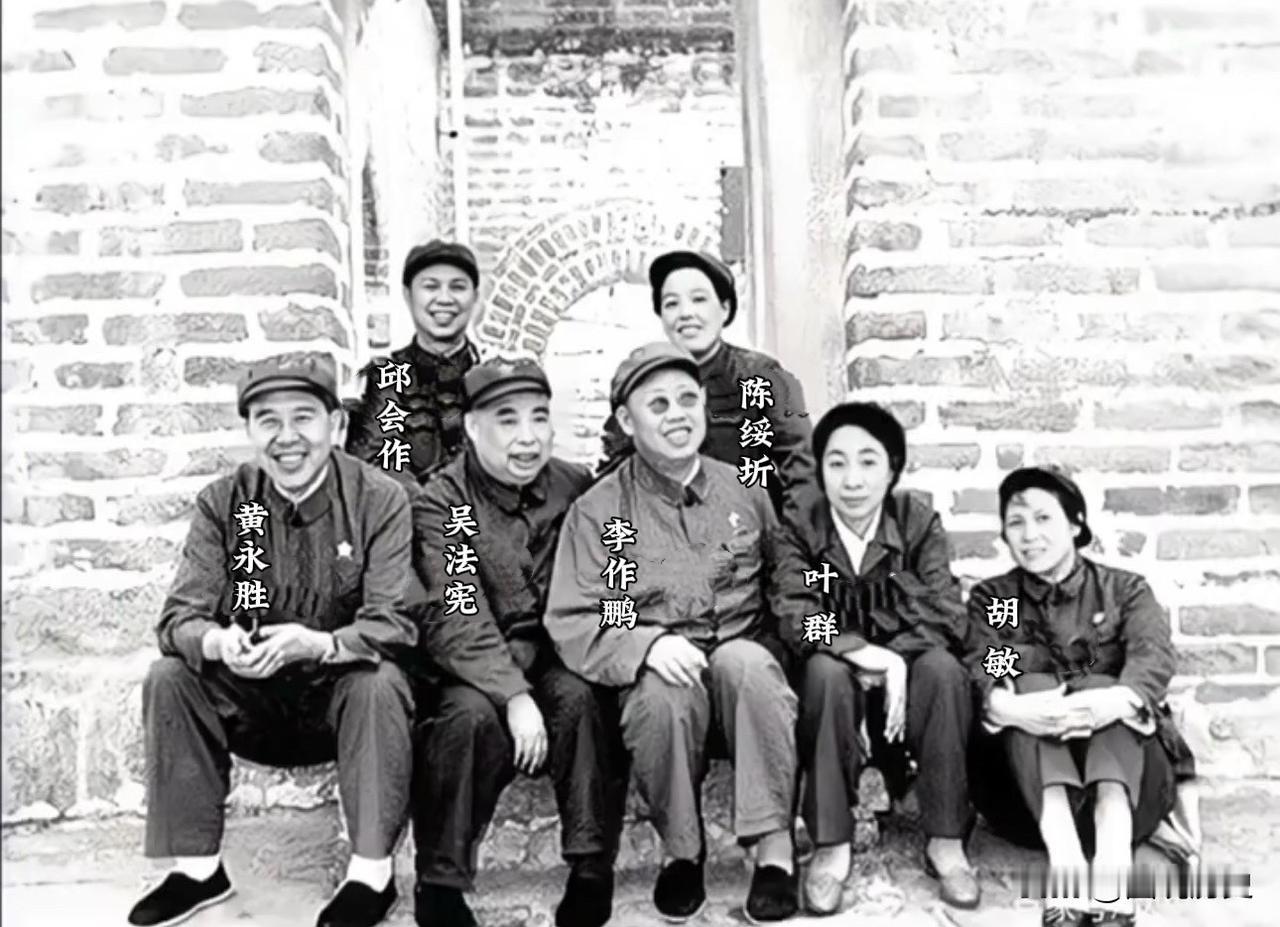 四位老红军带着家人游八达岭！1970年，四位老红军带着家人一起来到八达岭长城