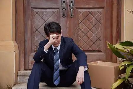 从前，我们老家的邻居有个年轻人，特别喜欢喝饮料，喝着喝着就上瘾了；平时三餐饭饱后