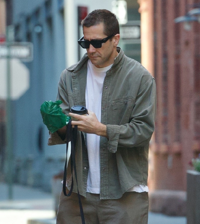 杰克吉伦哈尔街头捡狗屎杰克·吉伦哈尔（JakeGyllenhaal）昨日被拍