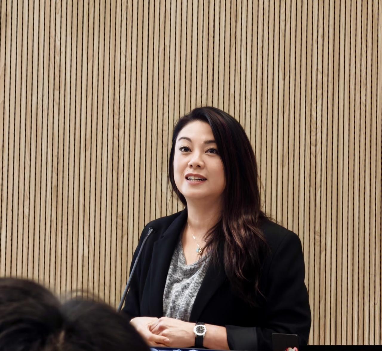 46岁香港女星廖碧儿现身香港大学上课，她的外形变化好大，整个人胖了好多，脸有点肿