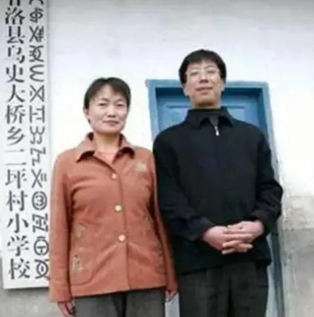1990年，一名24岁的男子辞去教师工作，攀上5架天梯，爬到2800多米高的悬崖