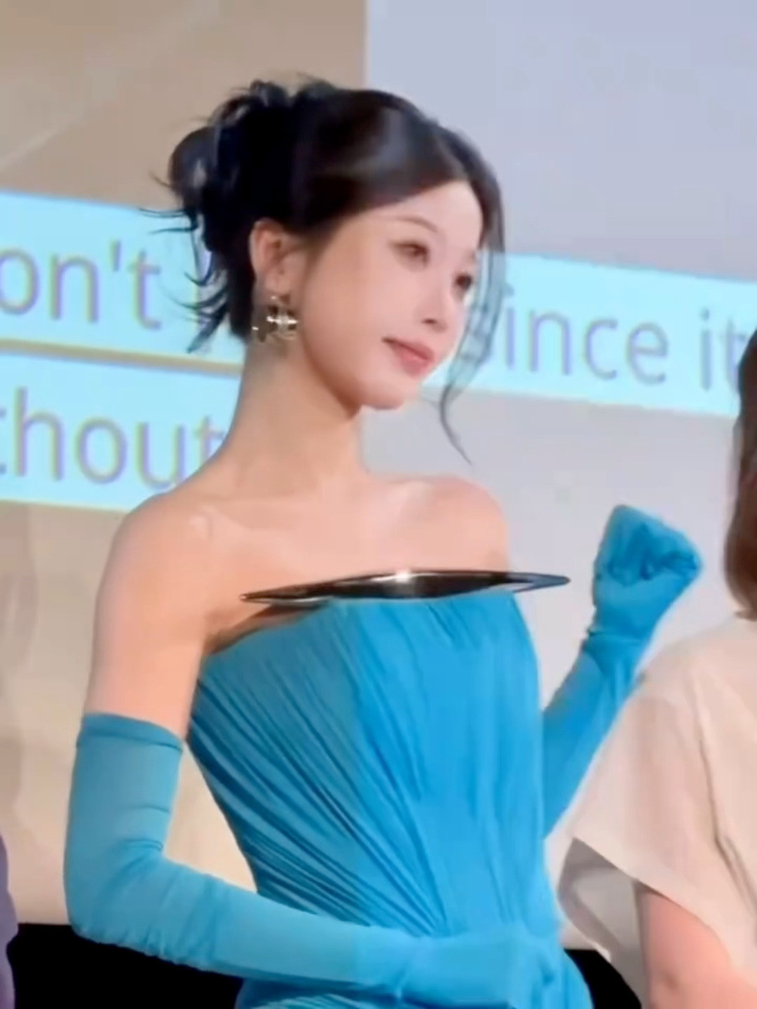 虞书欣戛纳生图两套造型都很好看，可真是行走衣架子。虞书欣就这样美美的出圈，谁不