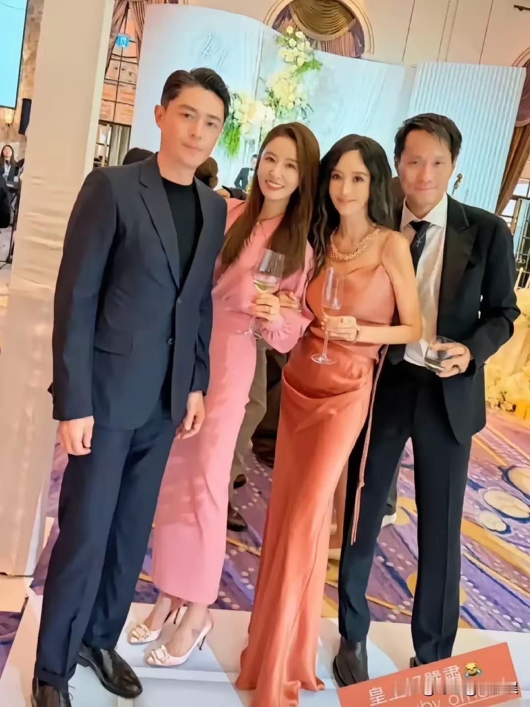 林心如和李靓蕾都去参加好友的婚礼，都穿着粉色的高级裙装，打扮精致，不同的是，林心