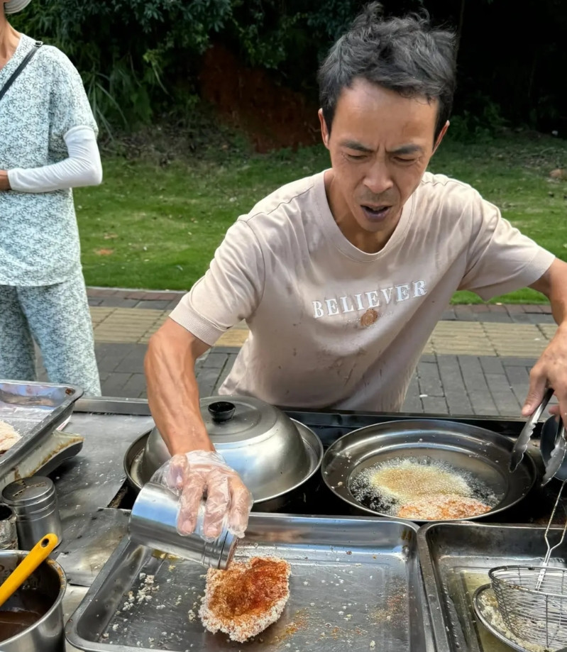 江西鸡排主理人摆摊一个月能赚多少钱？网友算了一笔账如下：就算1分钟平均一个人，8