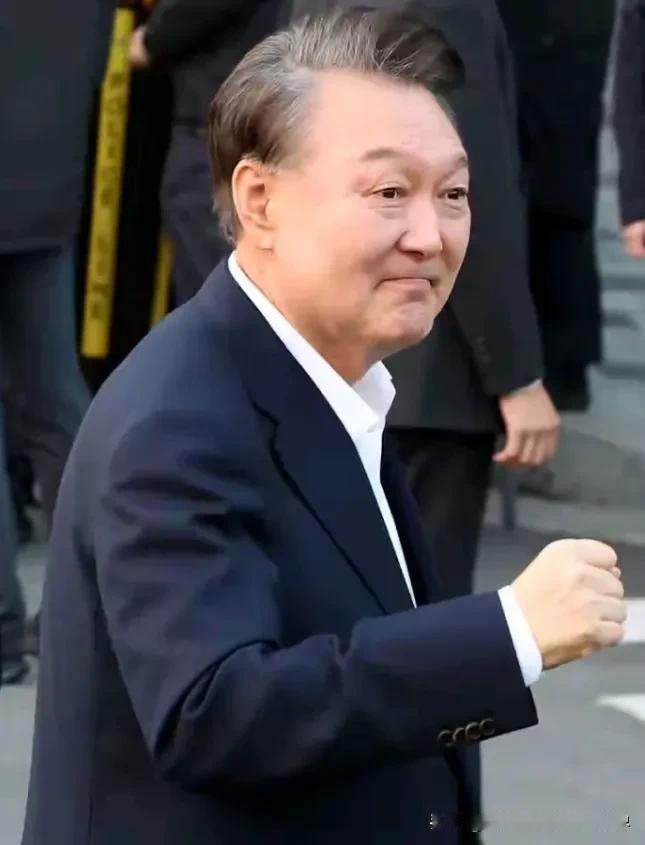 尹锡悦当初如果不是那么的无脑亲美，而是选择跟中国友好，依托中国发展经济，就不会走