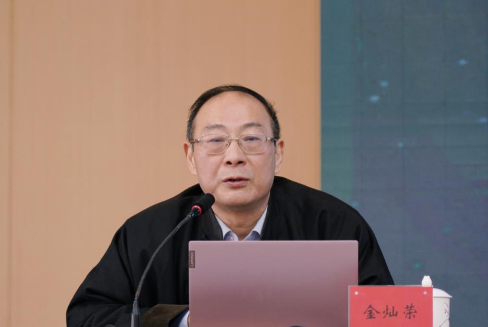 完全同意金灿荣教授的观点，中国没有必要再三要求日本就侵华罪行道歉了，日本道歉不道