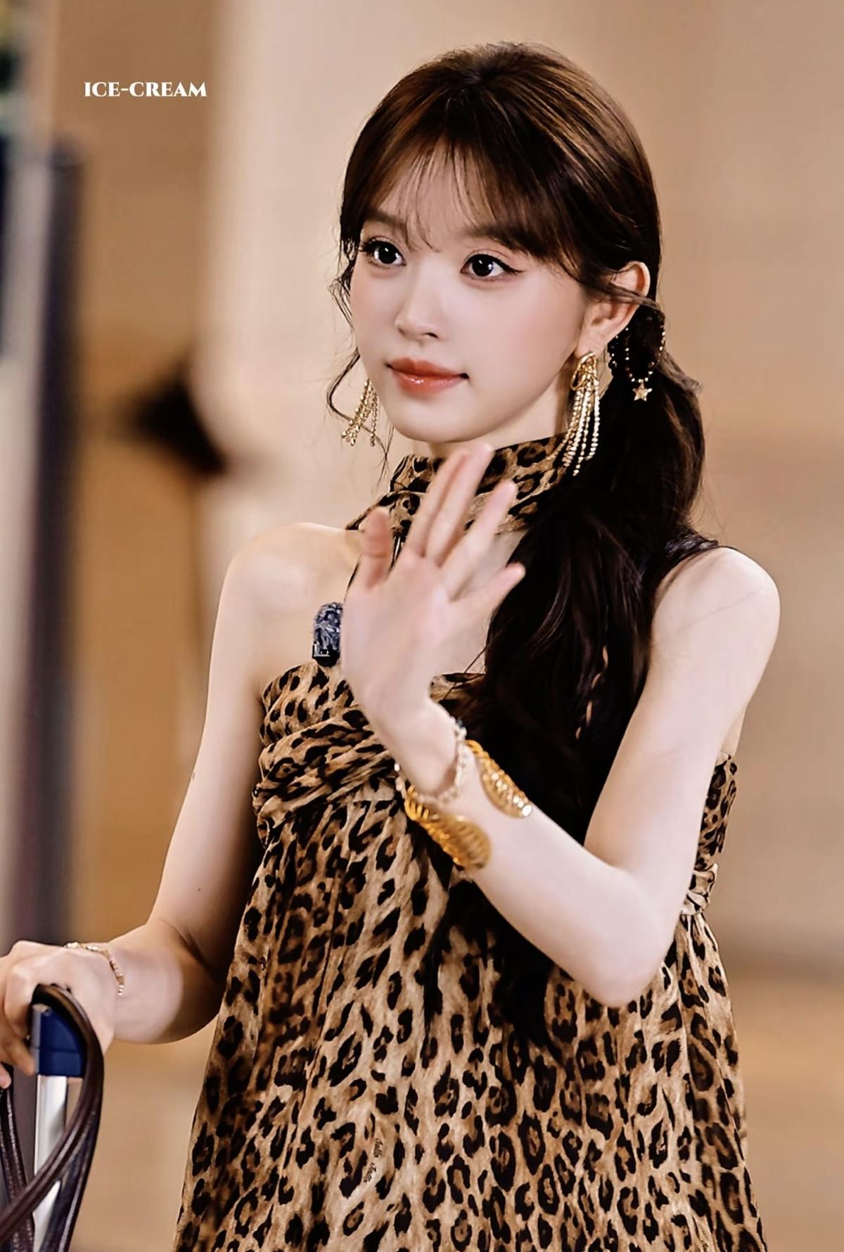 田曦薇这组豹纹路透，自带90年代港风大美女的气场[赞]田曦薇的造型驾驭力真的绝，