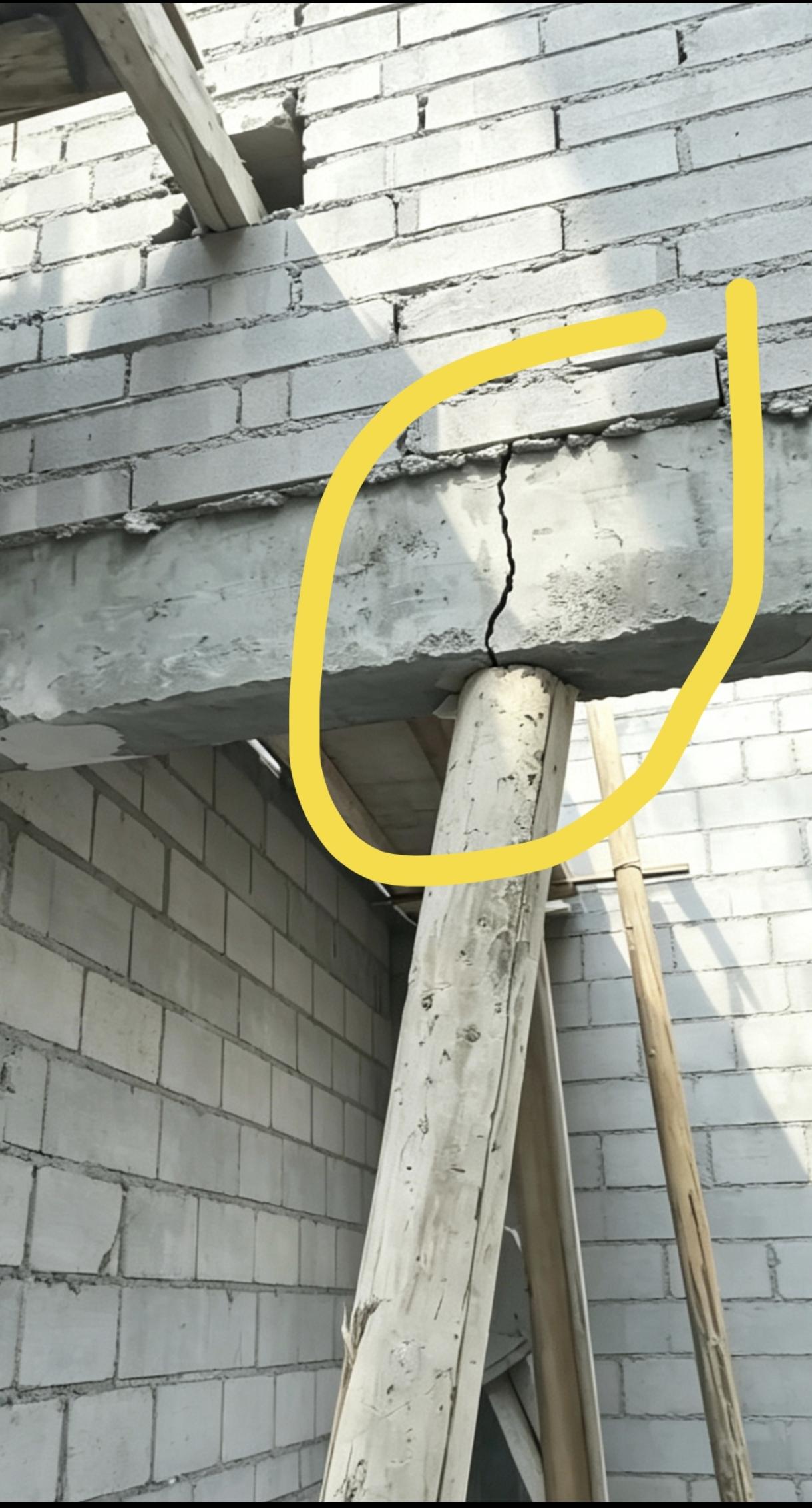 水泥没凝固，养护时间不够，没养护好就开始砌筑承重客，不断裂才怪。只能拆了重做了。