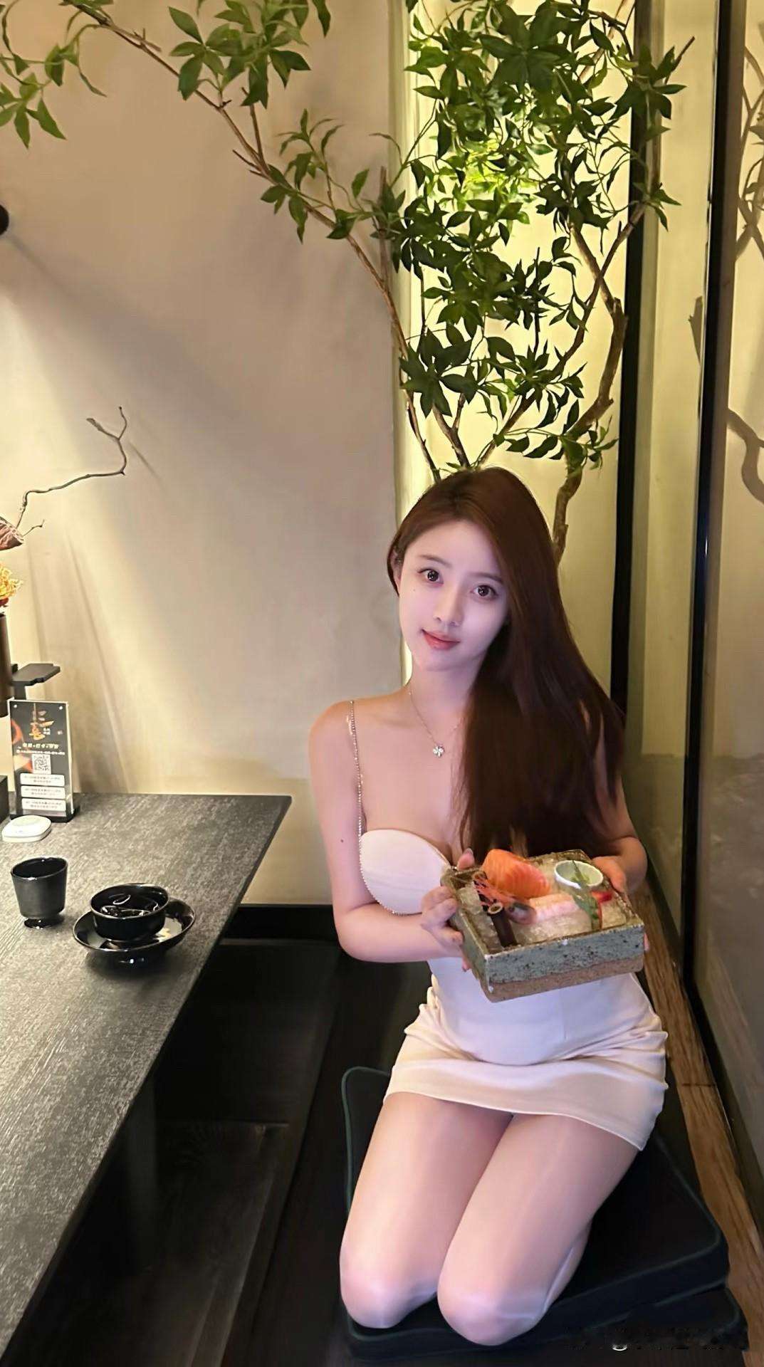 空姐飞过夜航班小片段[比心]再吃一个漂亮饭就要执飞回程航班咯[吐舌头眯眼睛笑]收获满满的