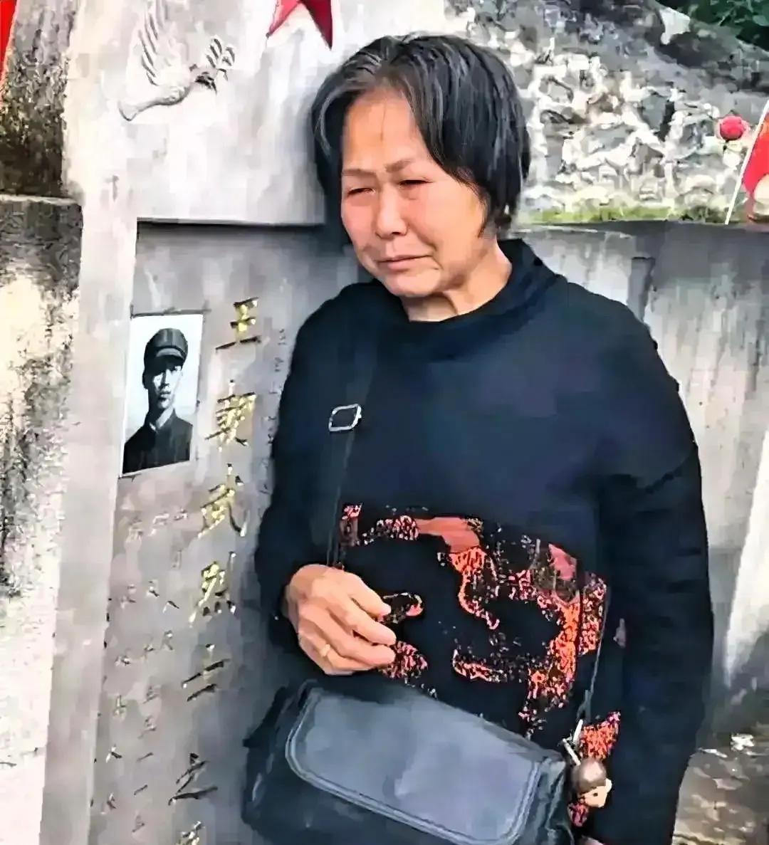 在麻栗坡烈士陵园这一幕，让14亿国人泪目！一位头发斑白母亲贴着墓碑哭到喘不上气。