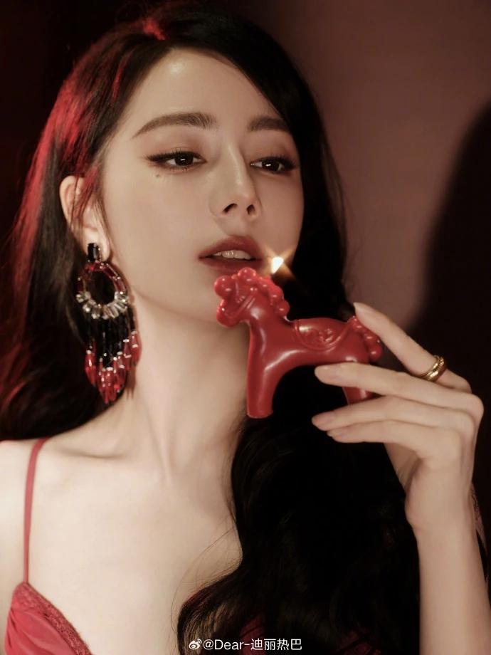 迪丽热巴再爆猛料，滞留只是小事，拍戏还曾被打。迪丽热巴终于平安入境马来西亚，