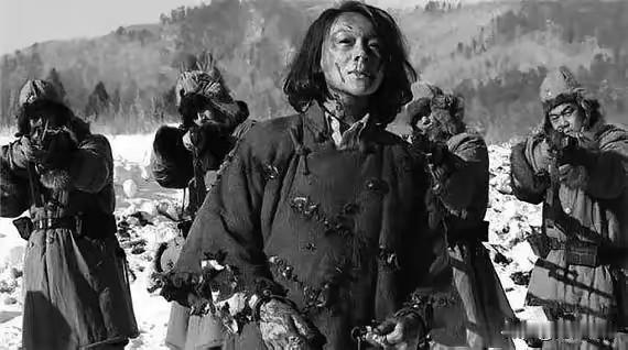 赵一曼真实的相片，这是日本鬼子抓到她之后给他拍摄的照片，照片中的她，衣服破破烂烂