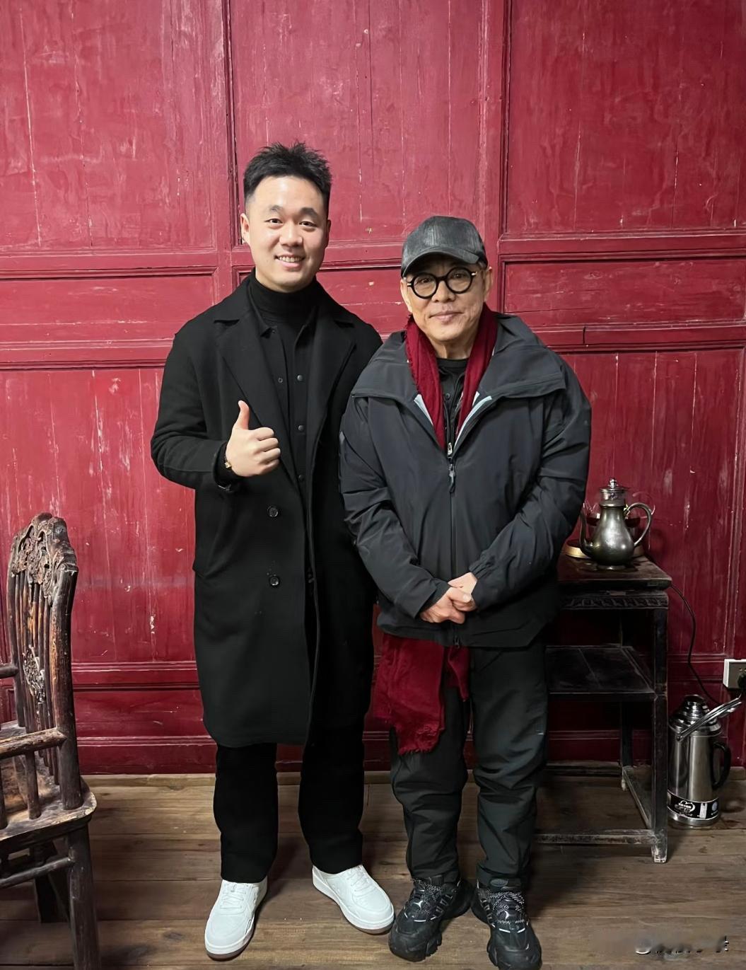 62岁李连杰现身重庆参加活动，他的面容好苍老，身上充满了沧桑感，走路驼背弓腰，状