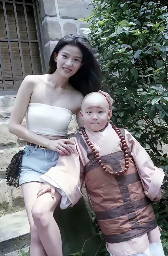 叶全真跟性感真的无沾边，穿着抹胸的她还这么清冷，现在看来，其实她就一般美女了，没