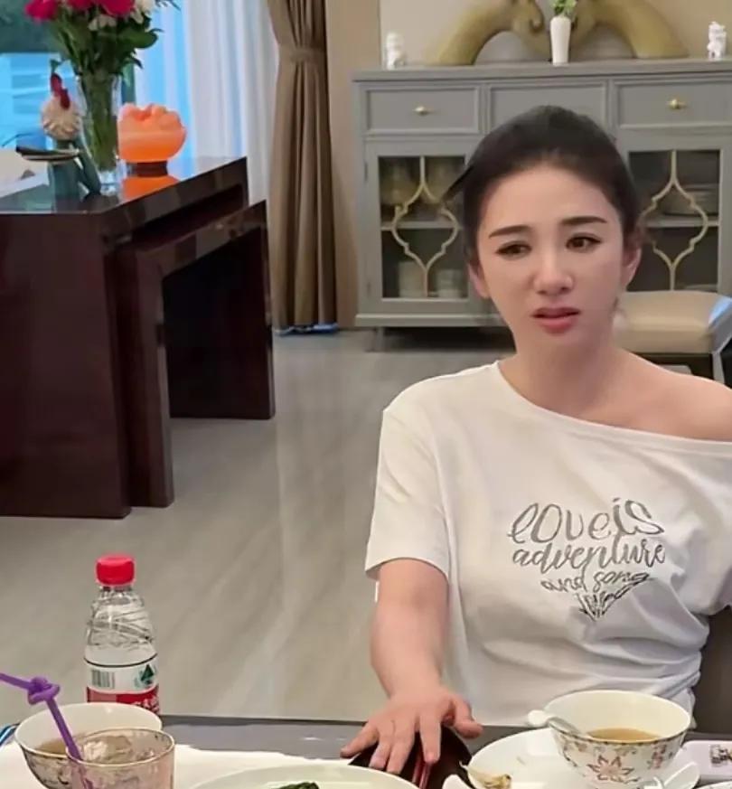 黄奕反对女儿去做练习生，是觉得女儿丑吗？不是！这两天，黄奕发布了视频，视频内