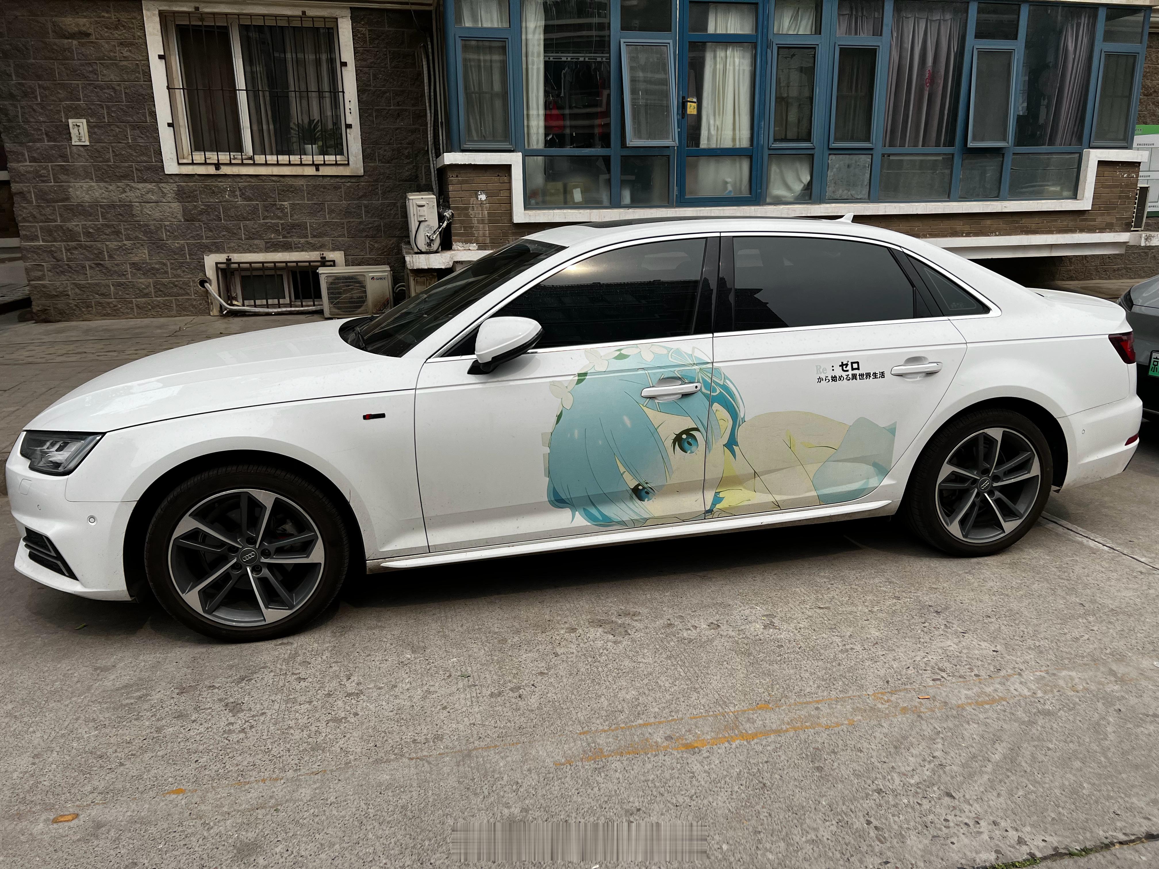 这辆奥迪贴纸还挺有个性​​​