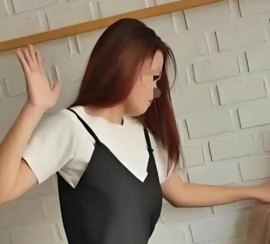 广西，女子接女儿放学回家时，得知女儿被一男同学欺负，便找到对方，警告对方不要再欺