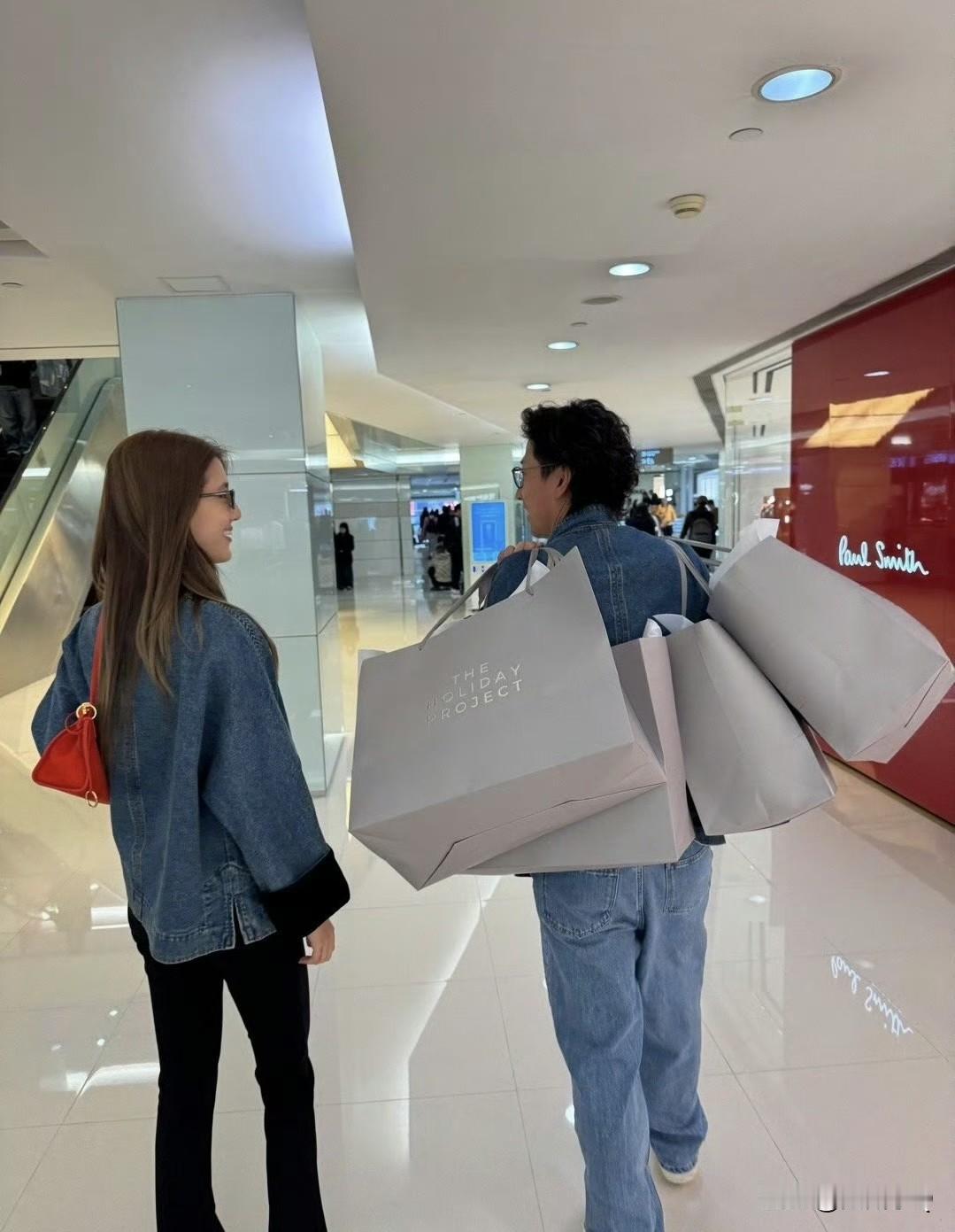 施伯雄和吴千语穿情侣逛街狂扫货，施伯雄男友力爆棚扛着大包小包。老婆买的开心，施伯