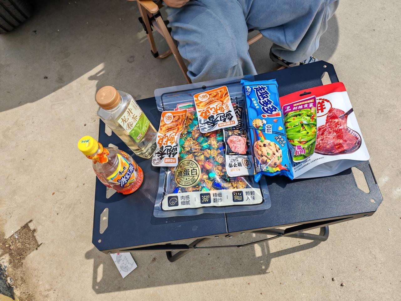 周末把车开到水库边，鱼竿靠在护栏上，零食饮料在小桌上摆得满满当当，后备箱一打开就