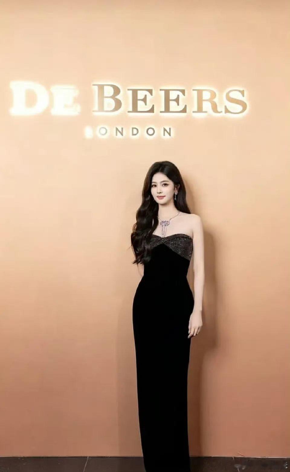 刘浩存和白鹿这裙子好像不过某人显得好土哦