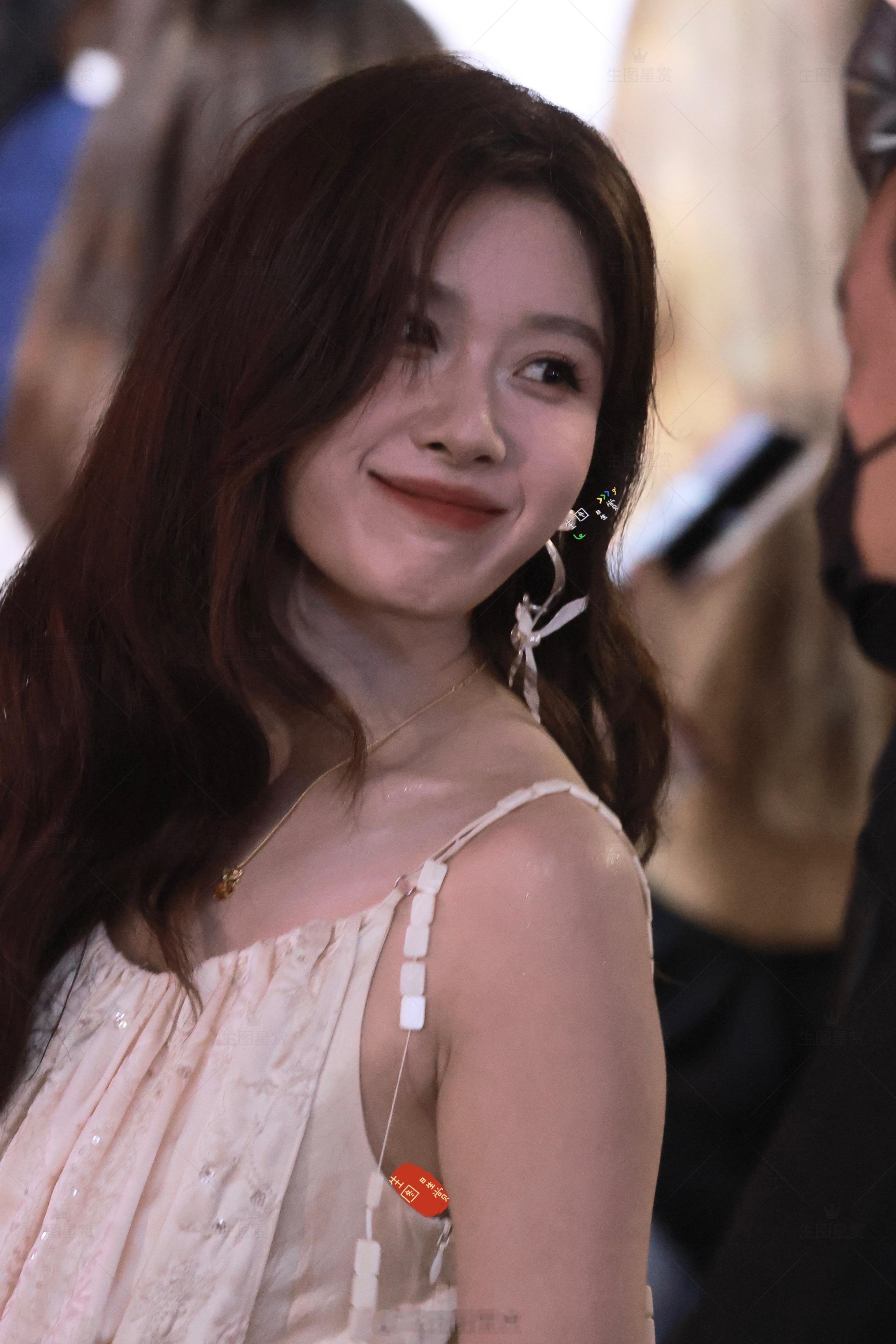 王子璇昨天厦门时装周看秀拍了拍精致到发丝也发光🌟​​​